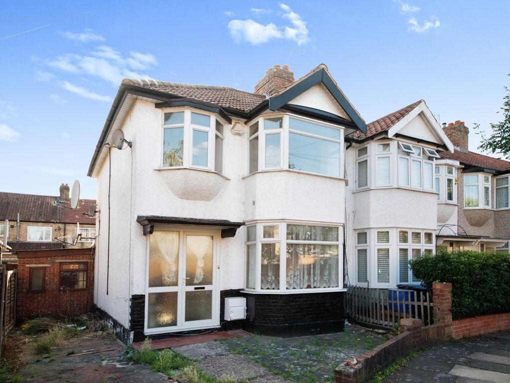 4 bed end terrace house for sale in Salmons Road, London N9, £465,000