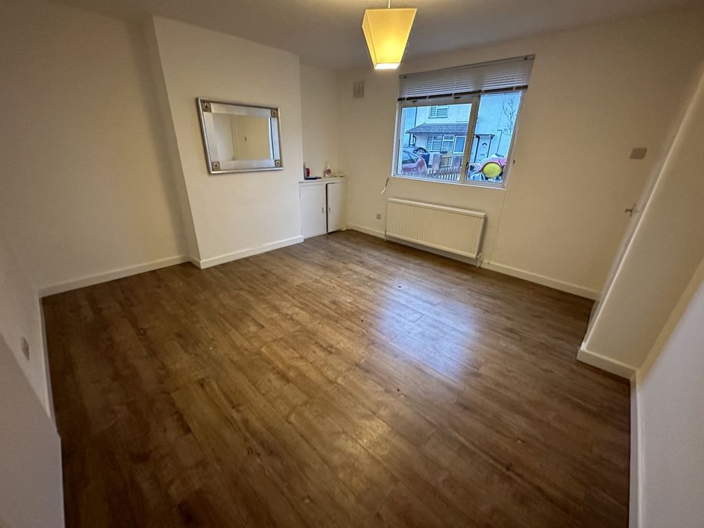 3 bed terraced house to rent in South Avenue Gardens, Southall, Greater