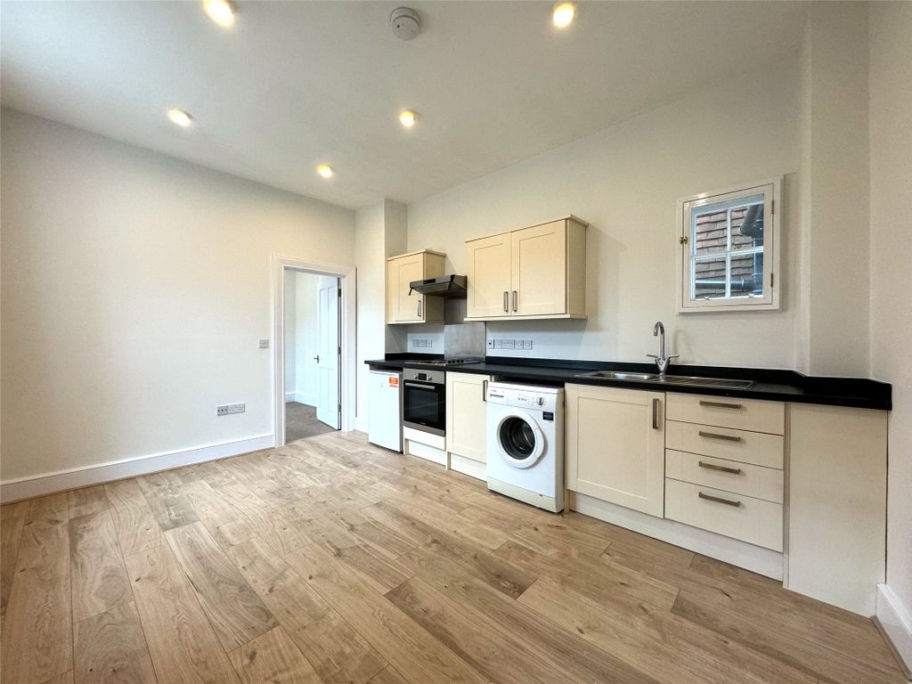 1 bed flat to rent in South Street, Dorking, Surrey RH4, £950 pcm Zoopla