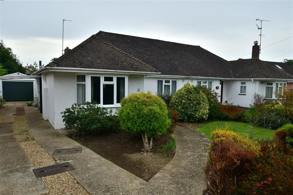3 bed semidetached bungalow for sale in Hill Mead, Horsham, West