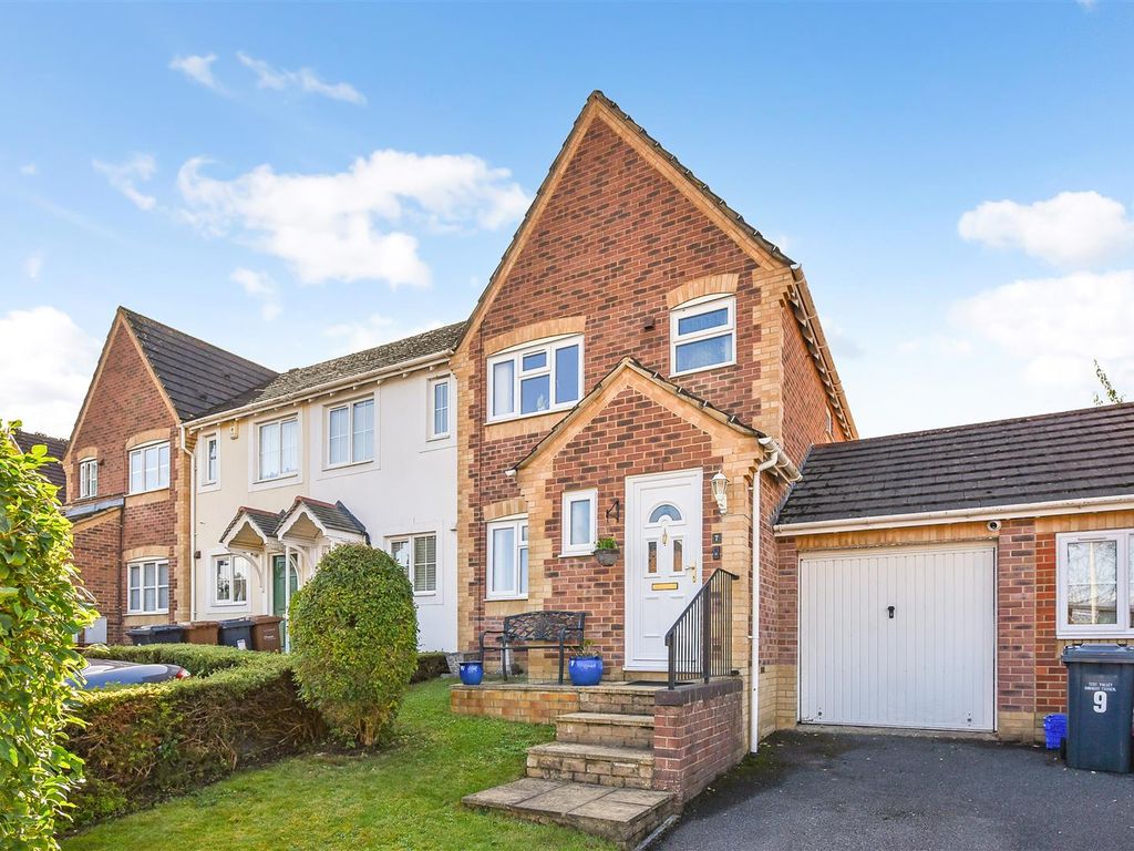 3 bed end terrace house for sale in Kingston Close, Andover SP10, £