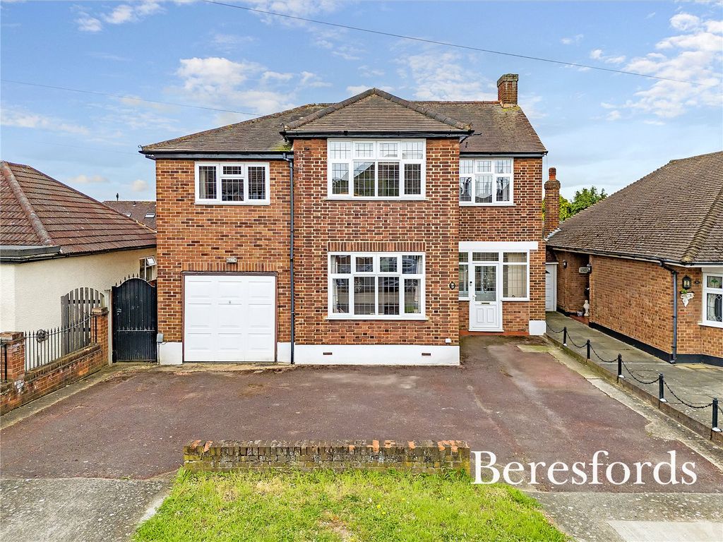 4 bed detached house for sale in Brookdale Avenue, Upminster RM14, £