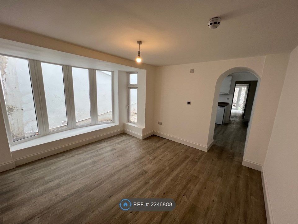 1 bed flat to rent in Longton Grove Road, WestonSuperMare BS23, £995