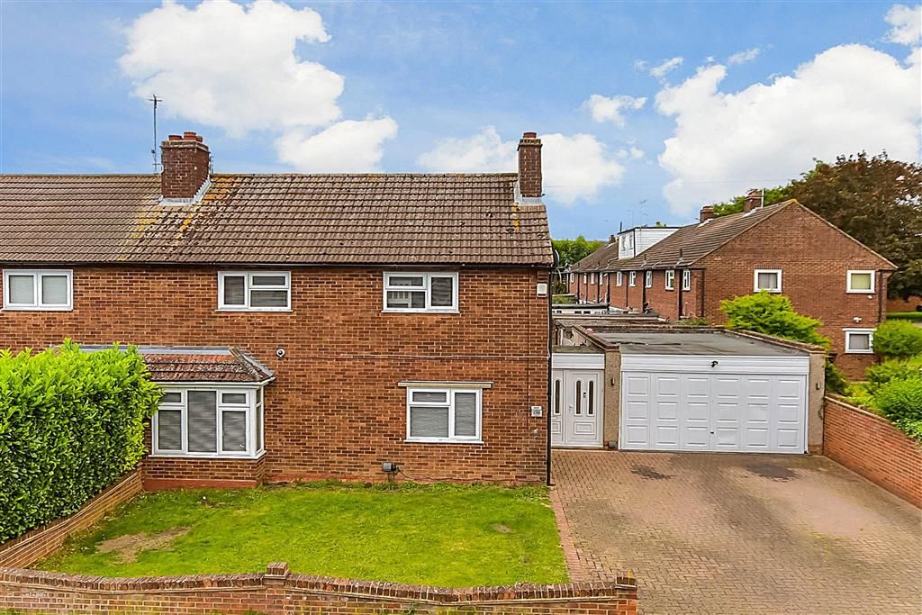 3 bed semidetached house for sale in Pancroft, Abridge, Romford, Essex