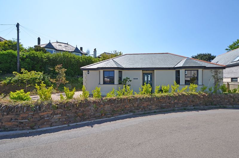 3 bed detached bungalow for sale in Harbour View, Hayle TR27, £425,000