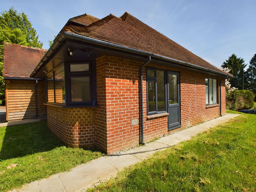 Studio to rent in Studio Flat, Copper Beeches, Bath Road, Knowl Hill