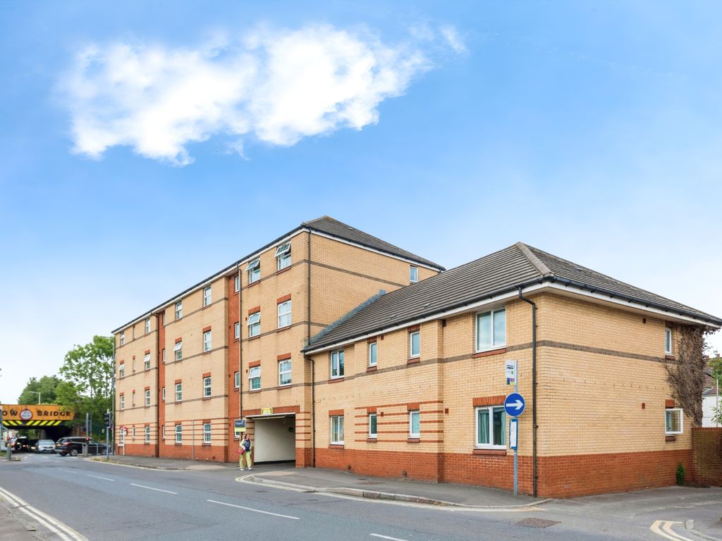 1 bed flat for sale in Corporation Street, Swindon, Wiltshire SN1, £