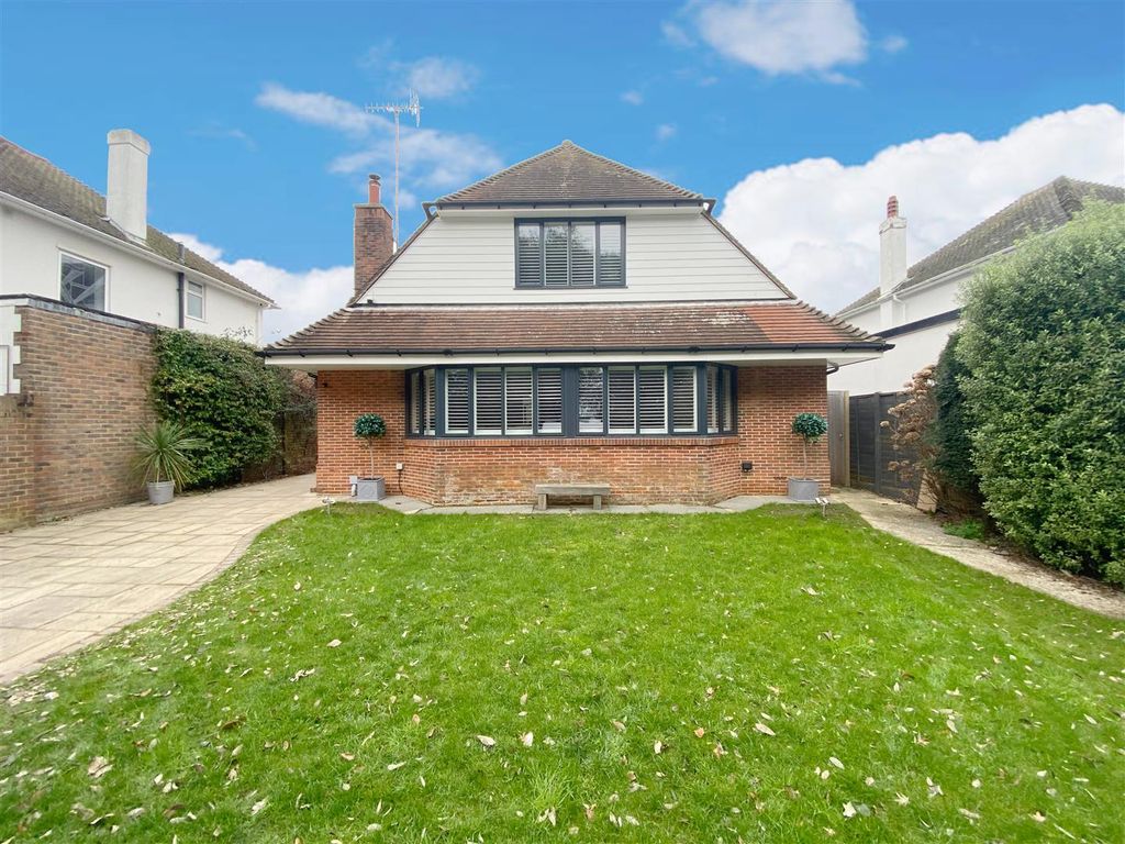 4 bed property for sale in Ilex Way, GoringBySea, Worthing BN12 Zoopla