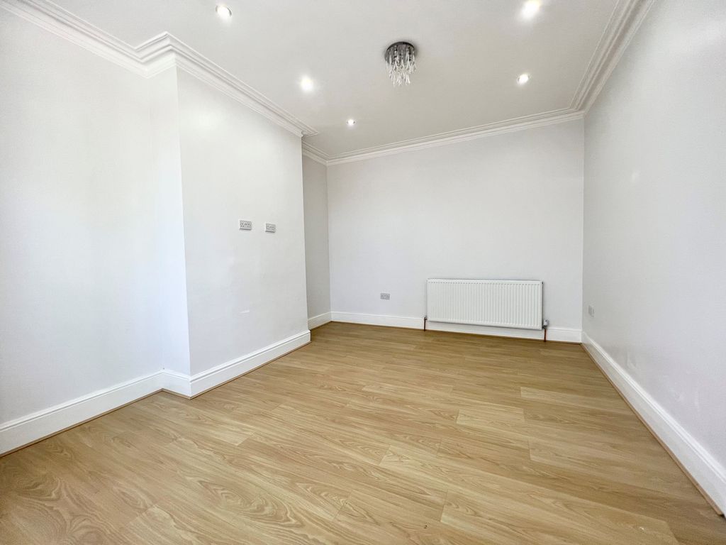 4 bed terraced house to rent in Wellington Road, Bush Hill Park EN1, £2,500 pcm Zoopla
