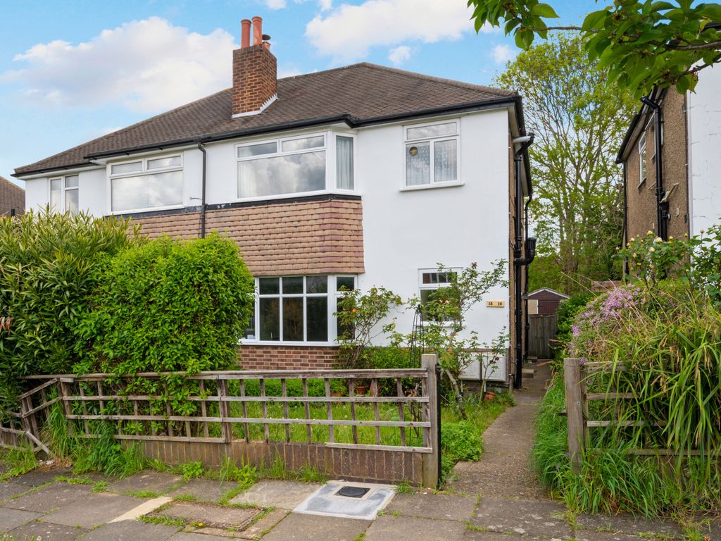 2 bed flat for sale in Villiers Close, Surbiton KT5, £180,000 Zoopla