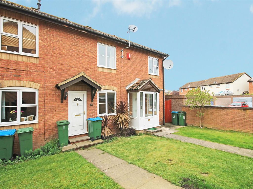 2 bed terraced house for sale in Deverill Road, Hawkslade, Aylesbury