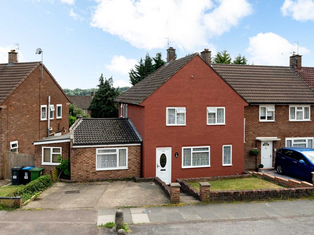 4 bed property for sale in Barnfield, Nash Mills HP3, £475,000 Zoopla