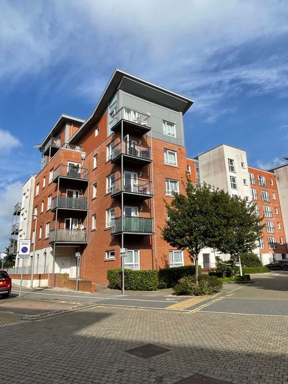 2 bed flat to rent in Avenel Way, Poole BH15, £1,200 pcm Zoopla