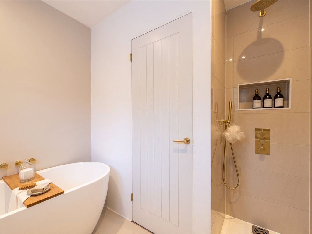 3 bed semidetached house for sale in Swain Close, Strood, Kent ME2, £