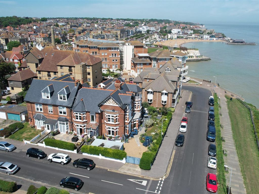 2 bed flat to rent in Seapoint Road, Broadstairs CT10, £1,700 pcm Zoopla