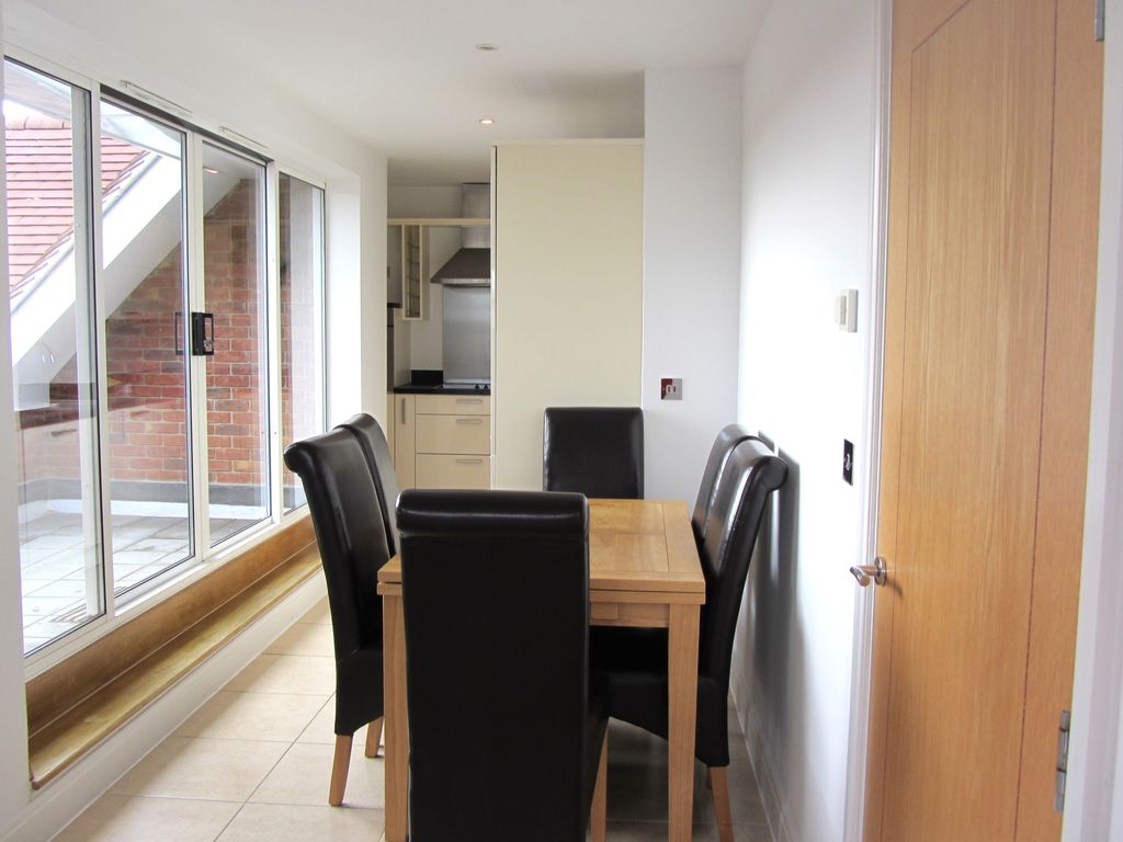 2 bed flat to rent in Rosemount Avenue, West Byfleet KT14, £1,700 pcm