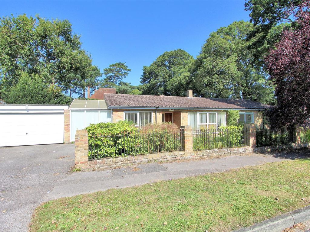 4 bed bungalow to rent in Hare Hill Close, Pyrford, Woking, Surrey GU22