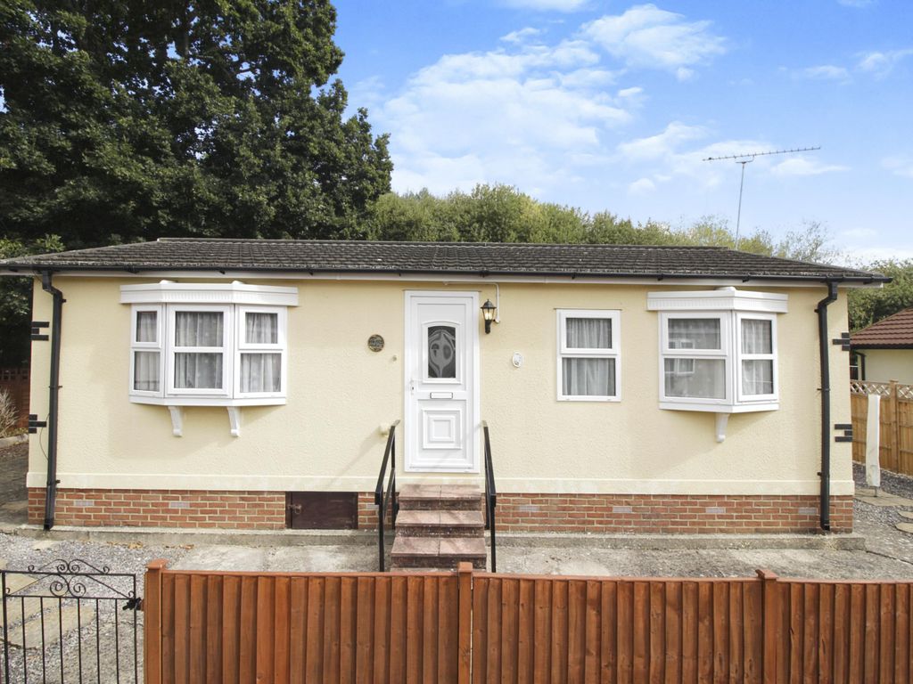 2 bed property for sale in Bourne Lane, Woodlands, Southampton SO40