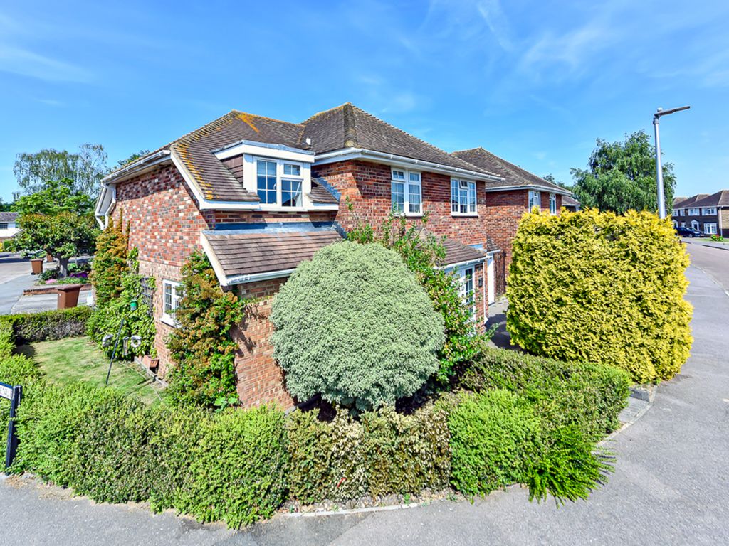 4 bed detached house for sale in Medway Avenue, High Halstow, Kent. ME3