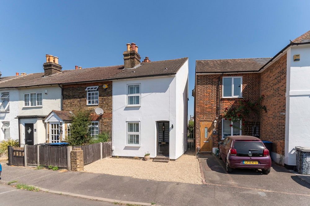 2 bed end terrace house for sale in Laburnum Road, Chertsey KT16 Zoopla