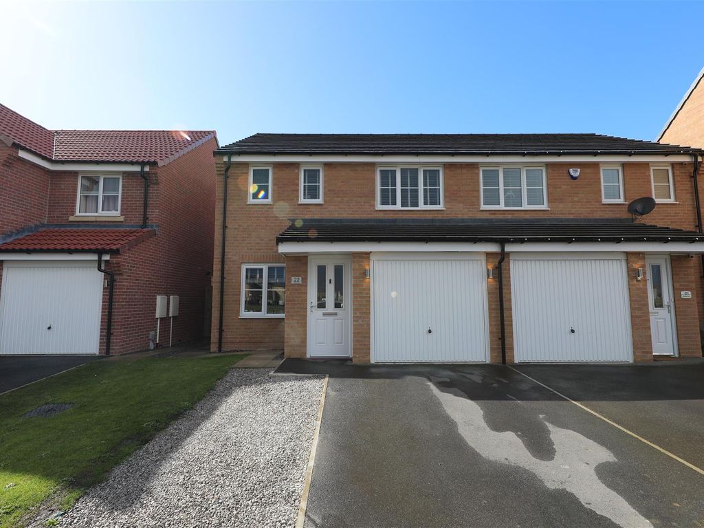 3 bed semidetached house for sale in Viola Close, Kingswood, Hull HU7