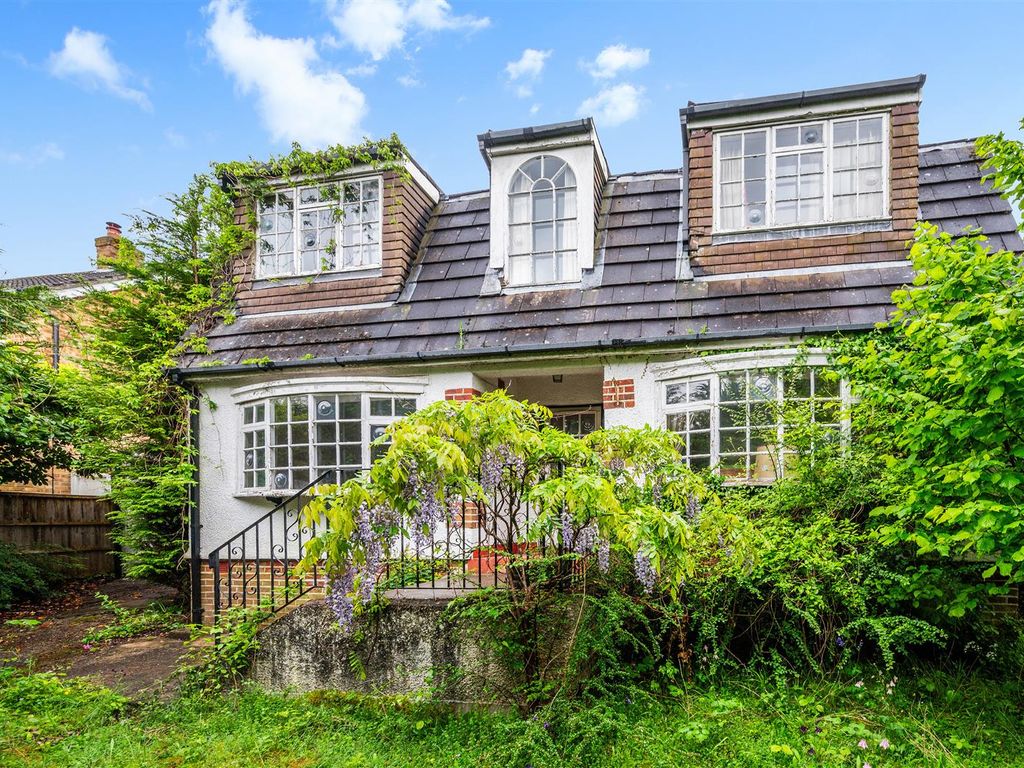 3 bed detached house for sale in Chipstead Way, Banstead SM7, £700,000