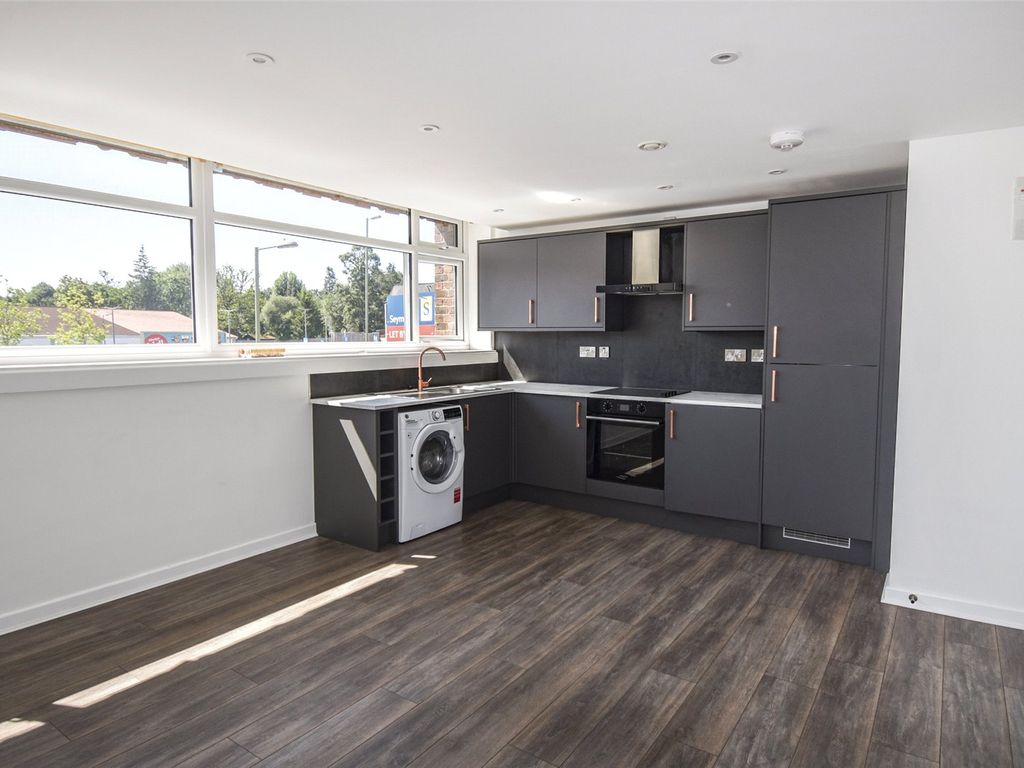 1 bed flat to rent in London Road, Blackwater, Camberley, Surrey GU17, £900 pcm Zoopla