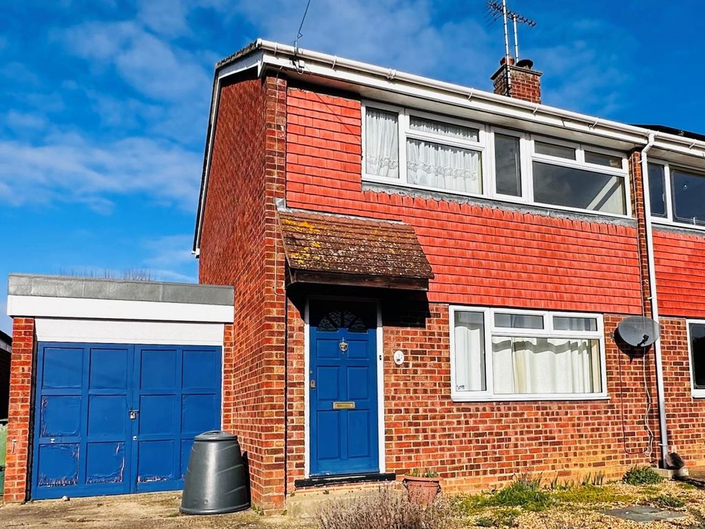 4 bed semidetached house for sale in Fullers Close, Kelvedon