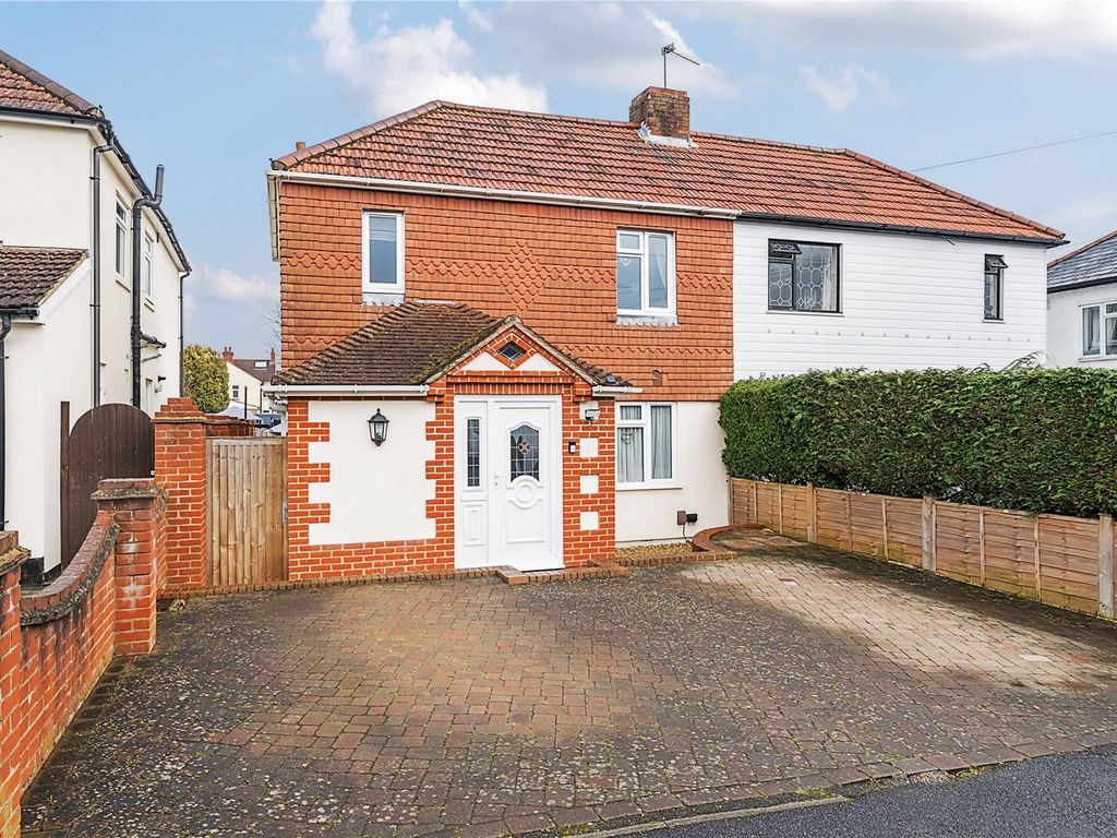 3 bed semidetached house for sale in Roberts Road, Aldershot
