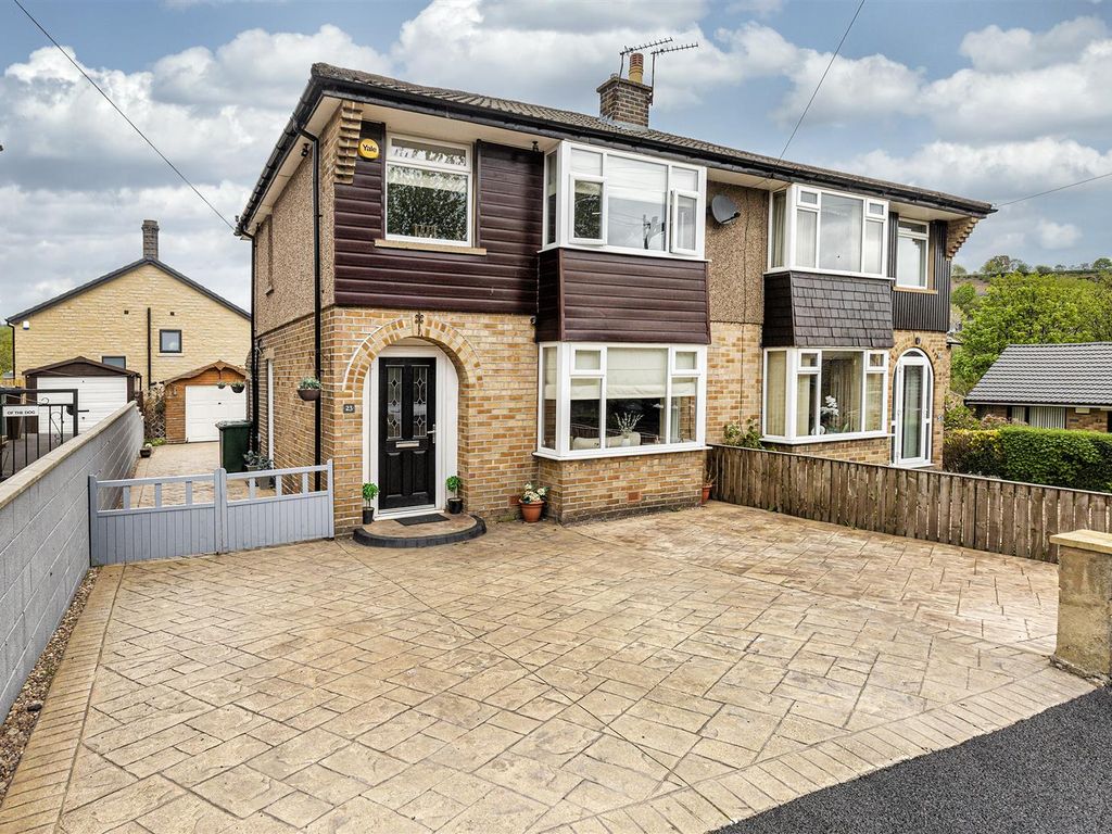 3 bed semidetached house for sale in Leafield Avenue, Longwood