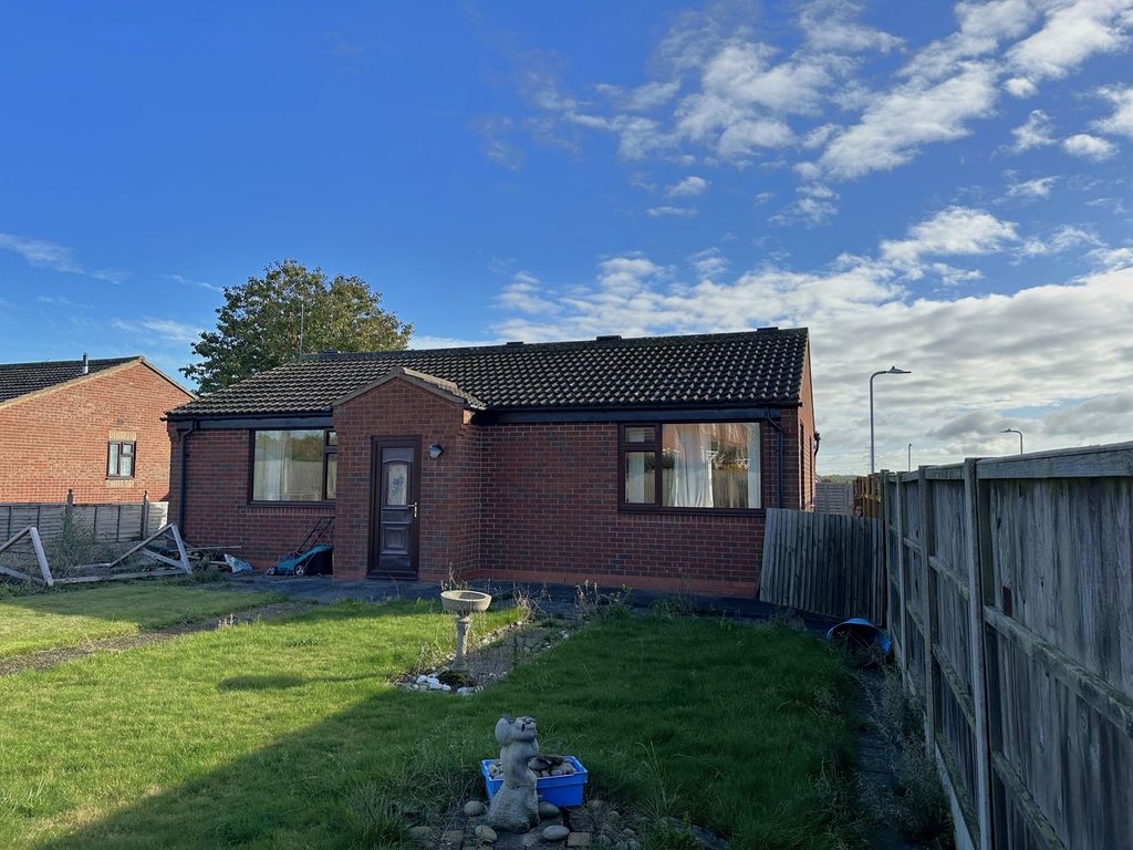 2 bed bungalow for sale in Walkers Way, Barrowby, Grantham NG32, £
