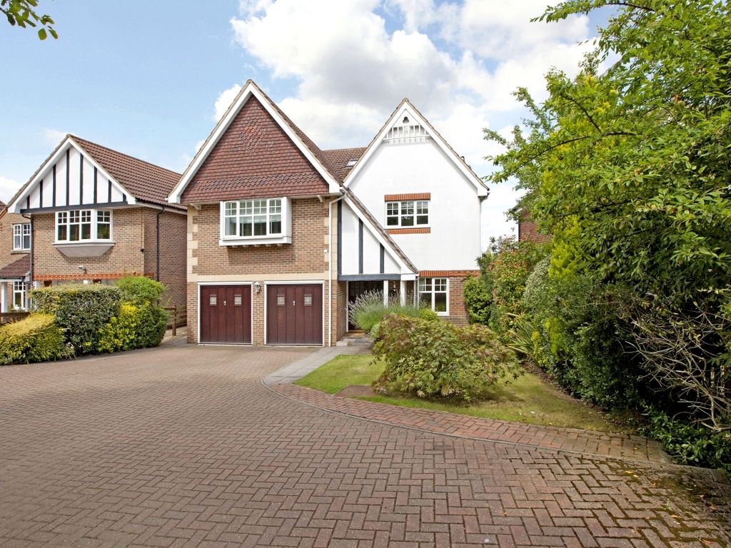 6 bed detached house to rent in Rickmansworth Road, Chorleywood