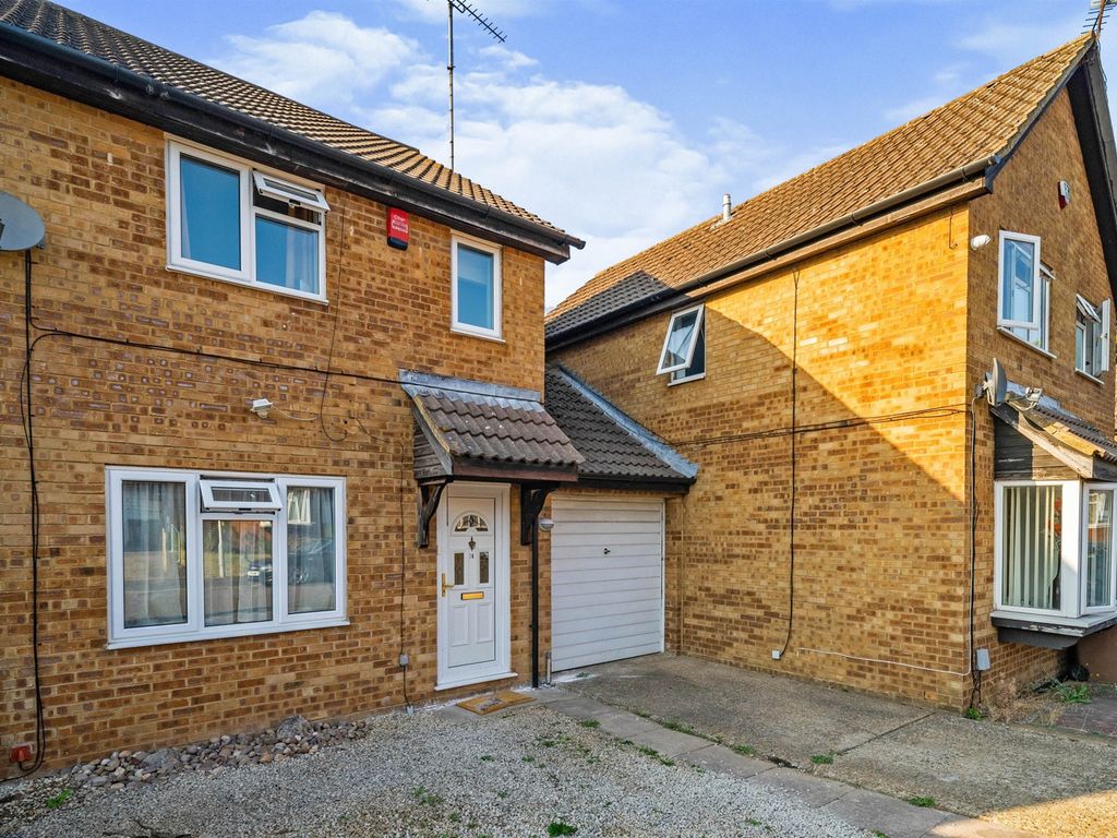 3 bed semidetached house for sale in Goldcrest Close, Luton LU4 Zoopla