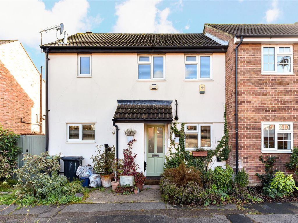 3 bed semidetached house for sale in Salisbury Gardens, Buckhurst Hill