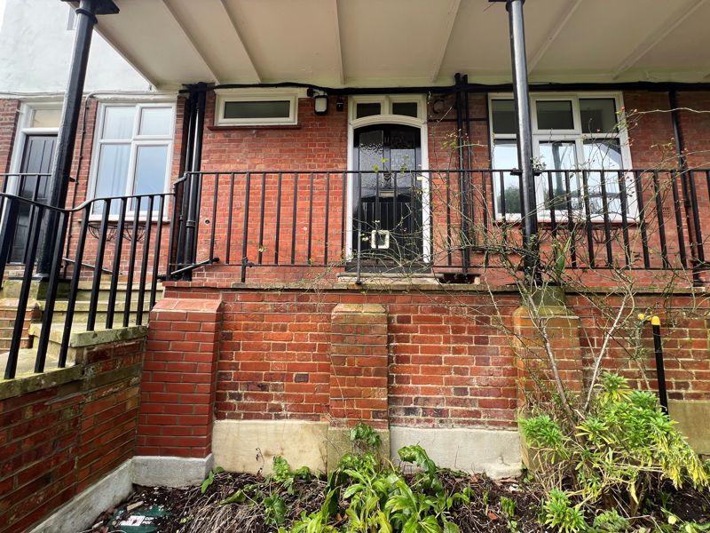 2 bed flat to rent in Wey Hill, Haslemere GU27, £1,350 pcm Zoopla