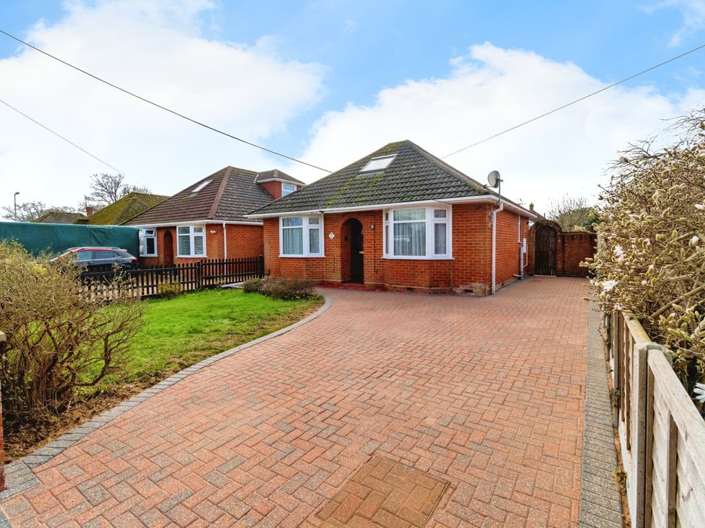 2 bed bungalow for sale in Calmore Road, Totton, Southampton, Hampshire