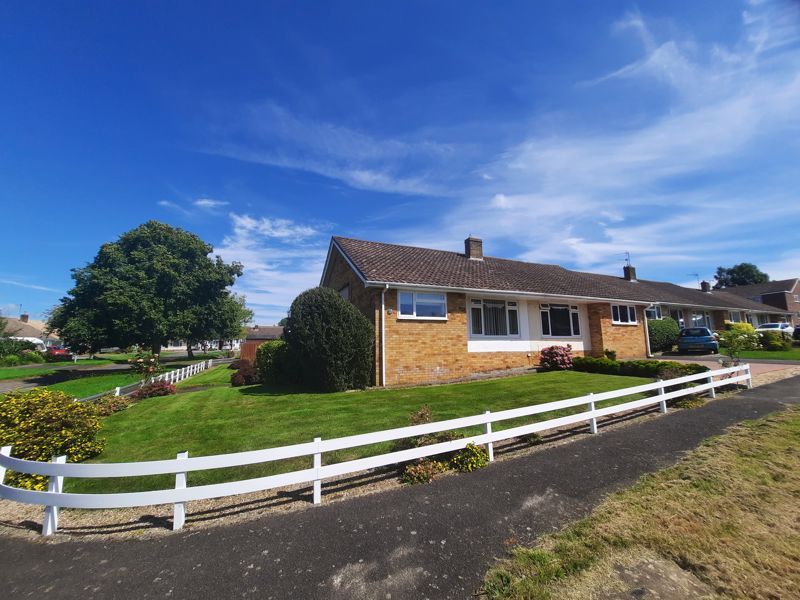 3 bed semidetached bungalow for sale in Thornton Road, Yeovil BA21, £