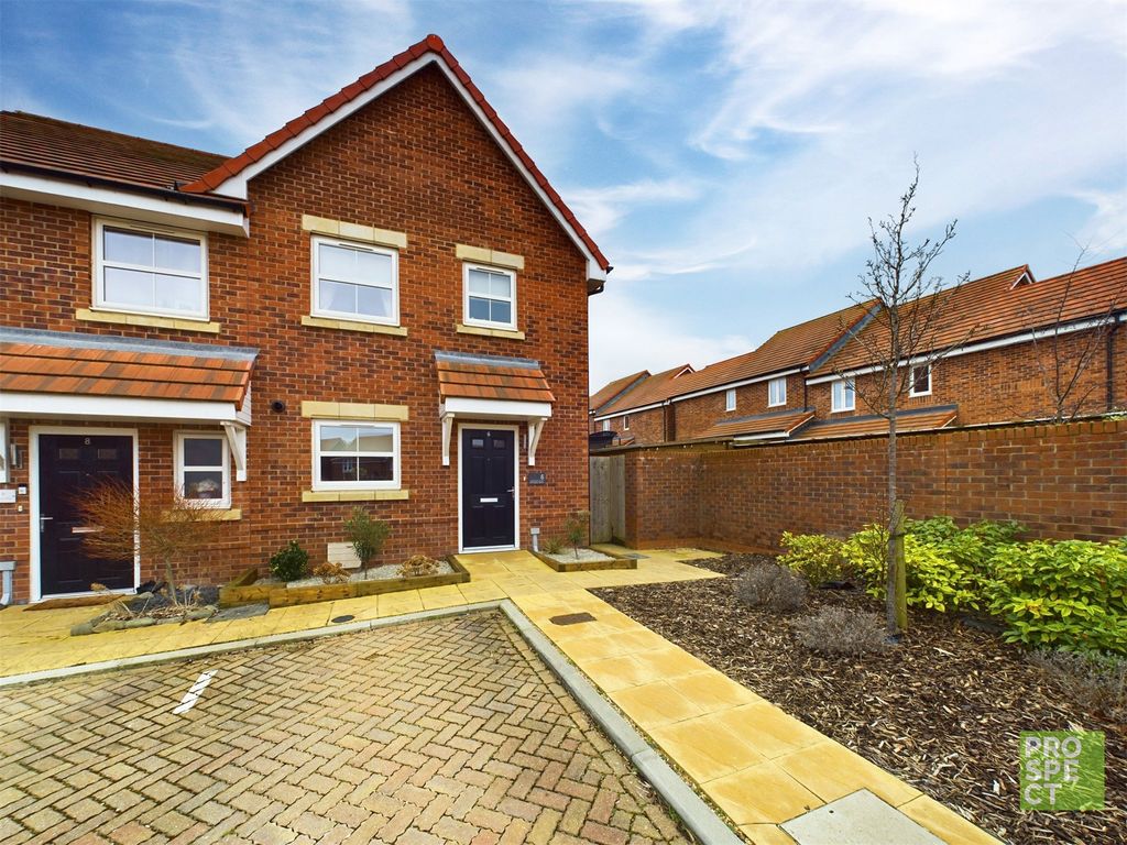 3 bed semidetached house for sale in Attlee Way, Binfield, Bracknell