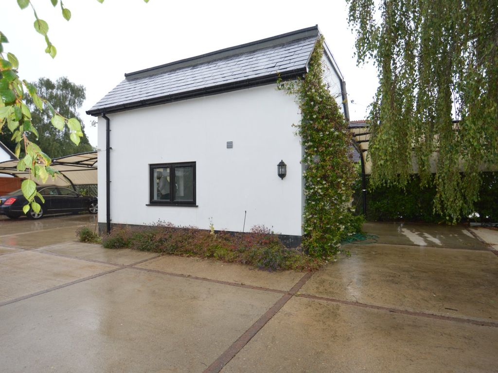 1 bed detached house to rent in Green Road, Egham, Surrey TW20, £1,250