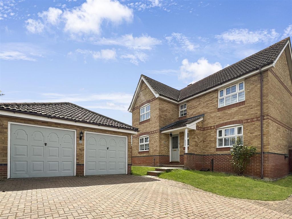 4 bed detached house to rent in Highfields, Halstead CO9, £2,000 pcm