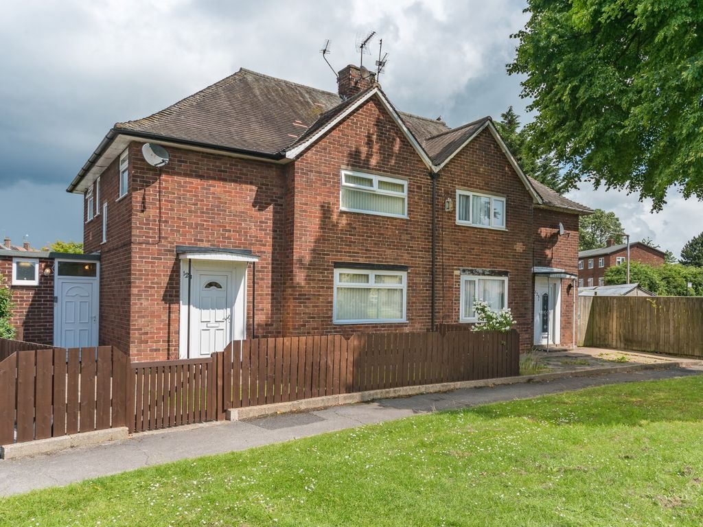 3 bed semidetached house for sale in Staveley Road, Hull, East