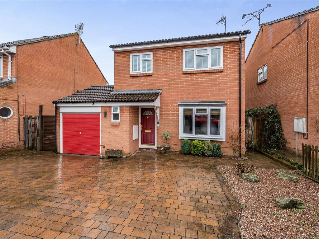 4 bed detached house for sale in Kestrel Way, Wokingham, Berkshire RG41