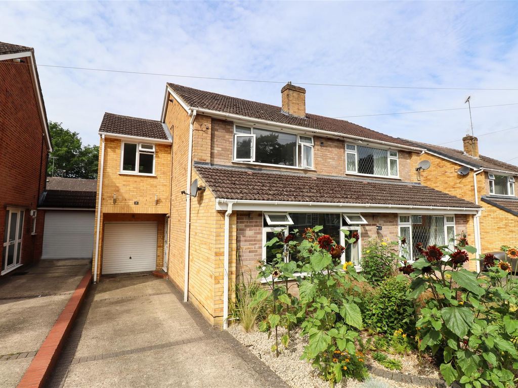 4 bed semidetached house for sale in Heron Close, Church Crookham