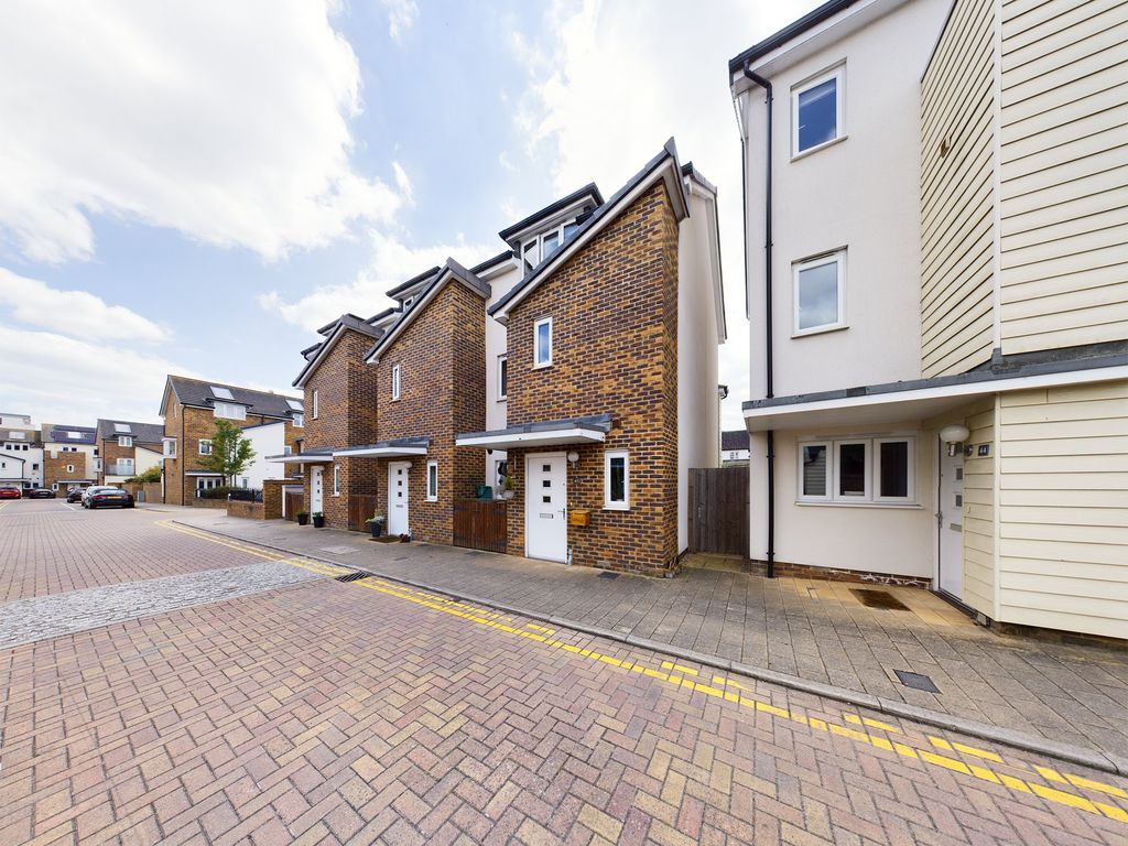 3 bed end terrace house for sale in Pyle Close, Addlestone, Surrey KT15