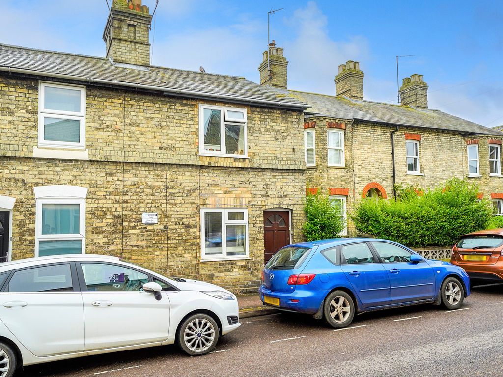 2 bed terraced house to rent in Queens Road, Royston, Hertfordshire SG8