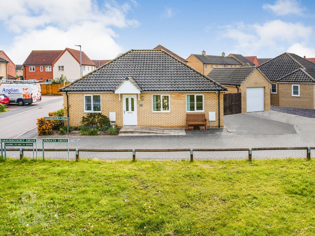 2 bed detached bungalow for sale in Maurecourt Drive, Brundall, Norwich