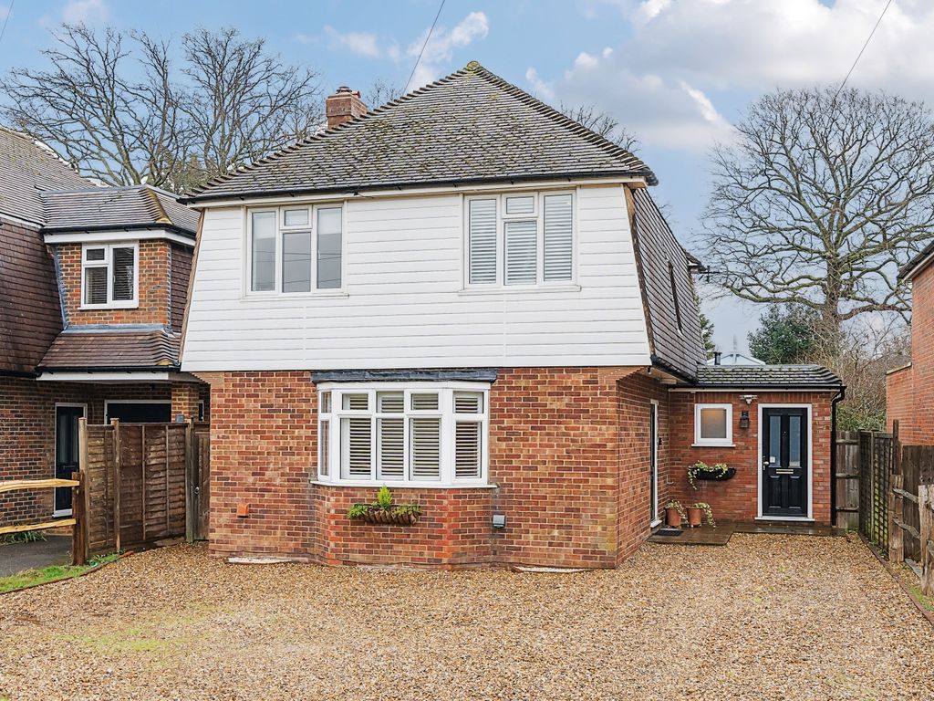 4 bed detached house for sale in Kennel Lane, Fetcham KT22, £885,000