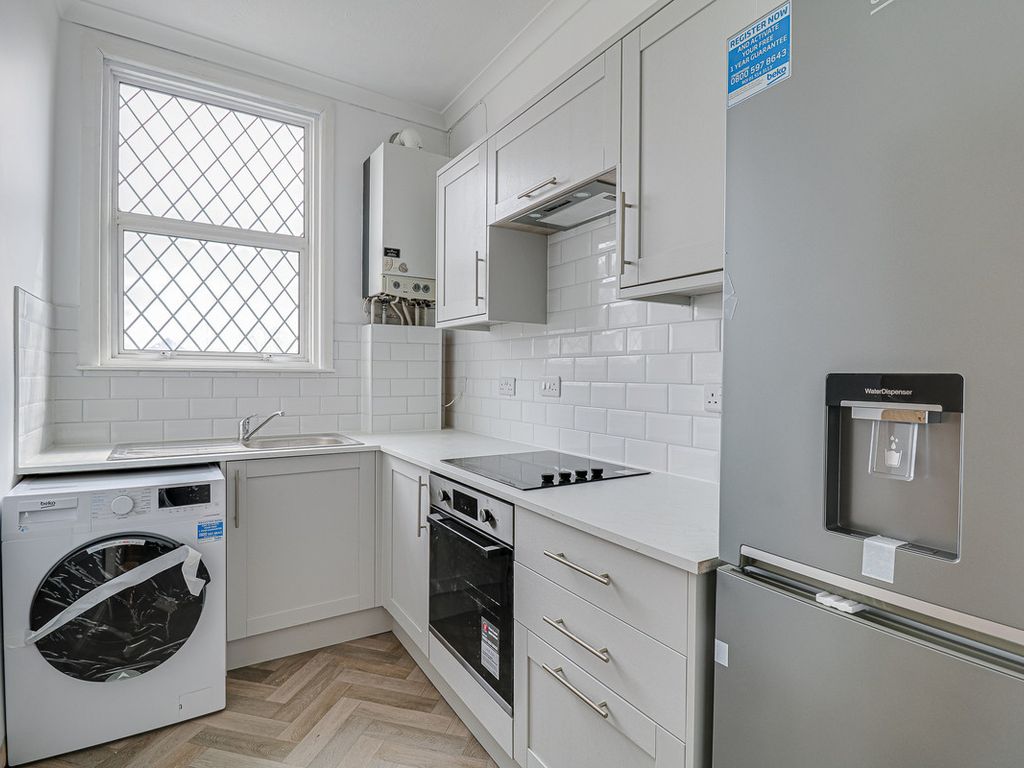 1 bed flat to rent in Fairleigh Drive, LeighOnSea SS9, £1,000 pcm