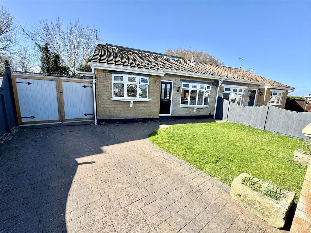 3 bed semidetached bungalow to rent in Larkspur Road, MartonIn