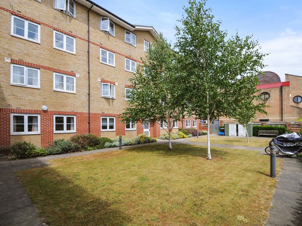 Room to rent in Clifden Road, Middlesex E5, £762 pcm Zoopla